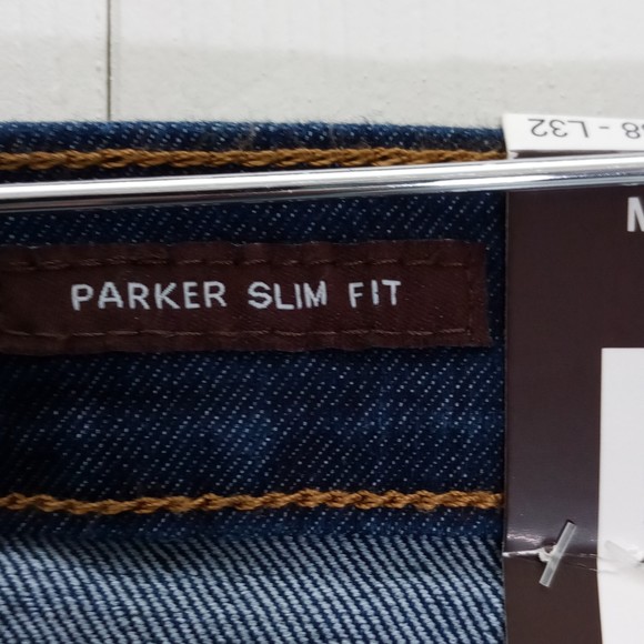 NWT Michael Kors Men's Parker Dark Denim Jeans in Size 38W/ 32 L - Picture 4 of 7